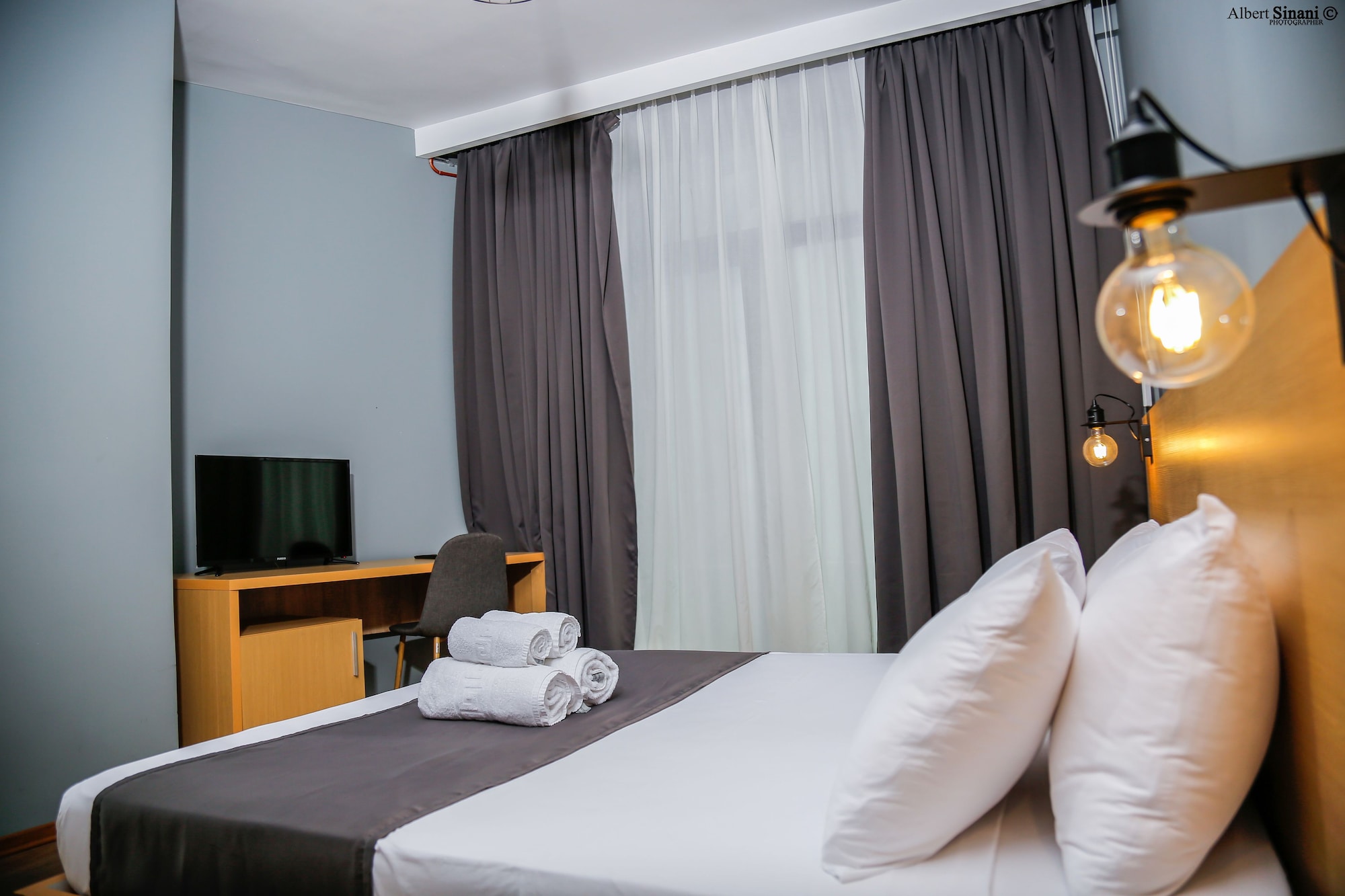 غرفة قياسية بسرير كوين بإطلالة على الفناء بشرفة، Arc Hotel Tirana 4/5