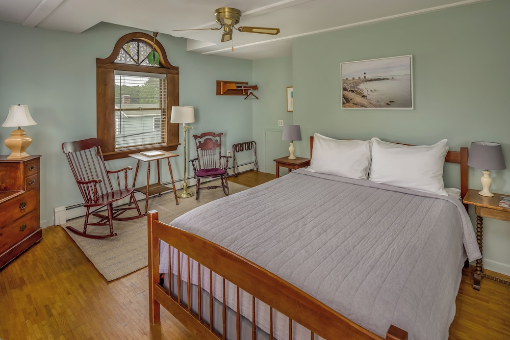 Queen Bed, Private Bathroom