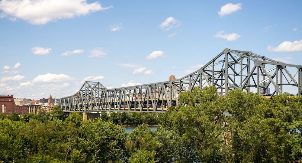 Holiday Inn Express and Suites Cincinnati Riverfront, an IHG Hotel 60/64