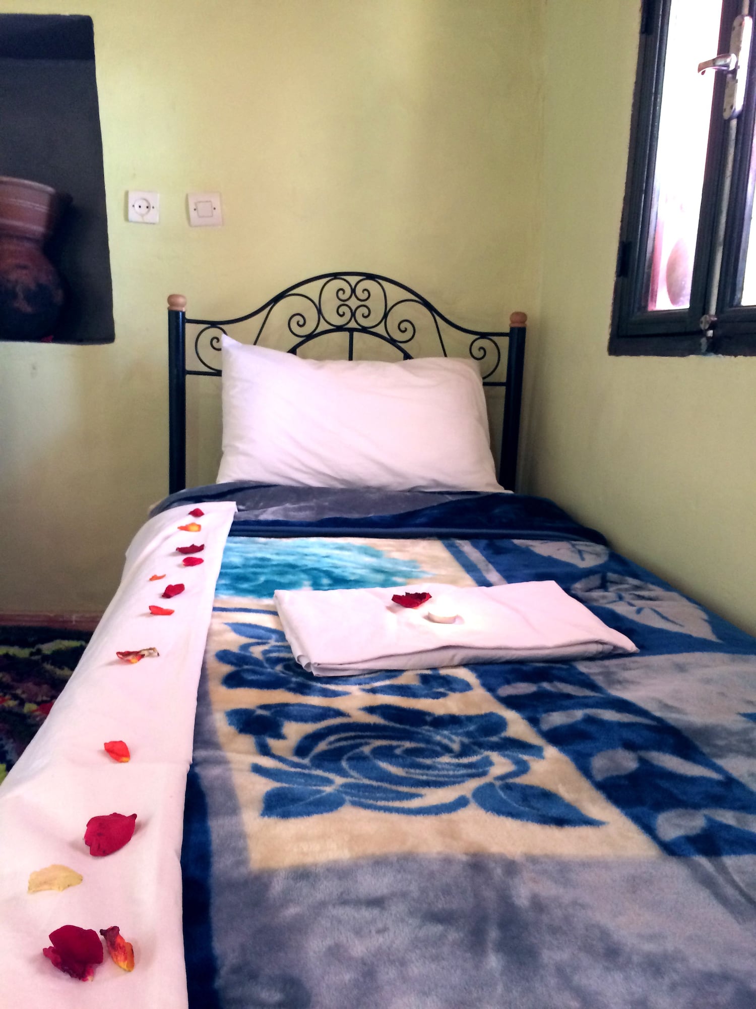 ROOM, DOUBLE OR TWIN BED