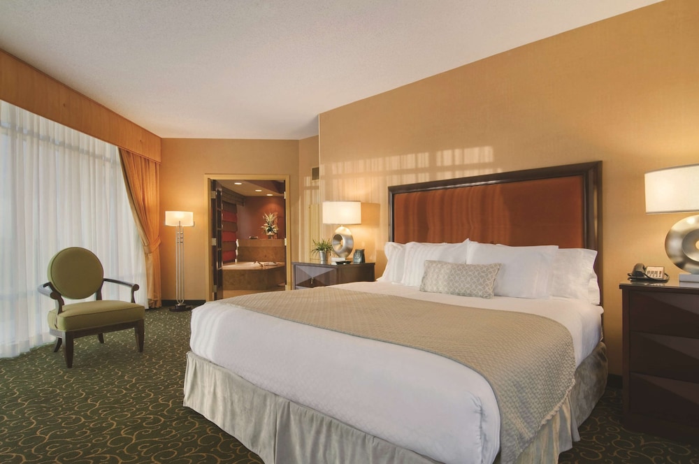 Embassy Suites by Hilton Hampton Convention Center 13/46