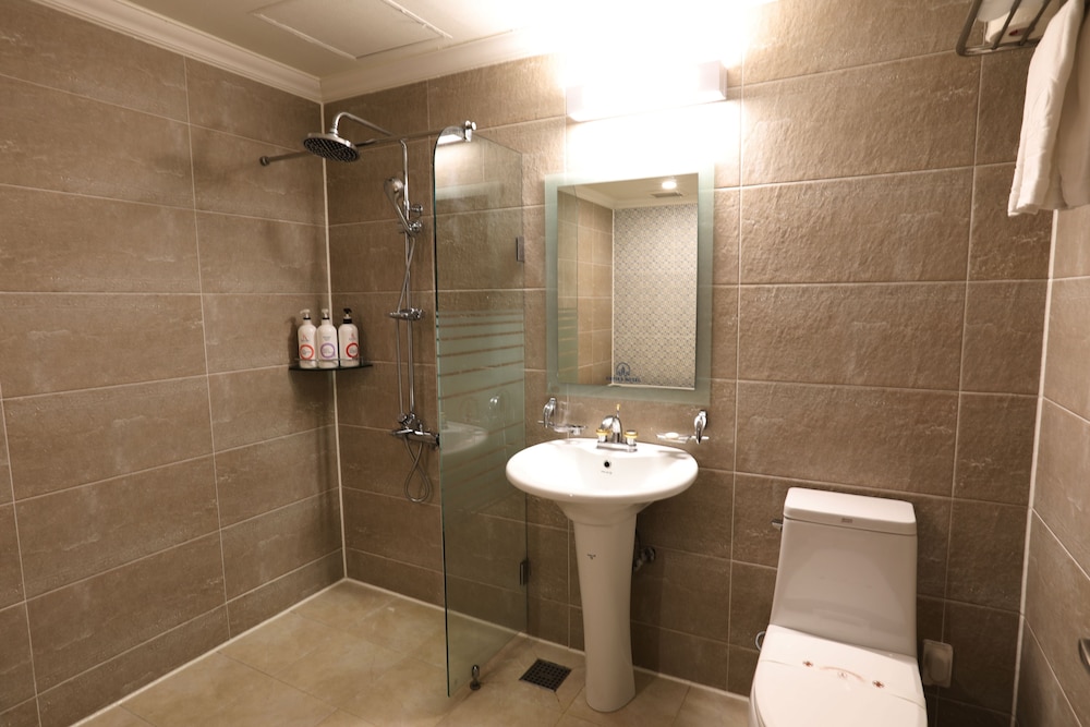Empire Tourist Hotel 32/33