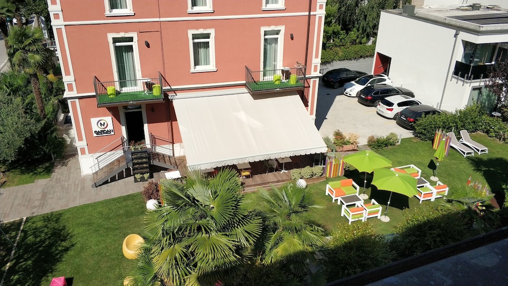 Holiday Iv Gardan 3/50