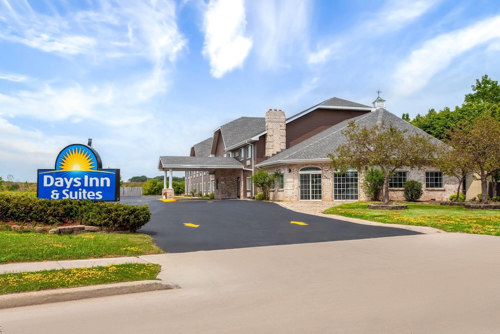 Days Inn & Suites by Wyndham Kaukauna WI 52/58