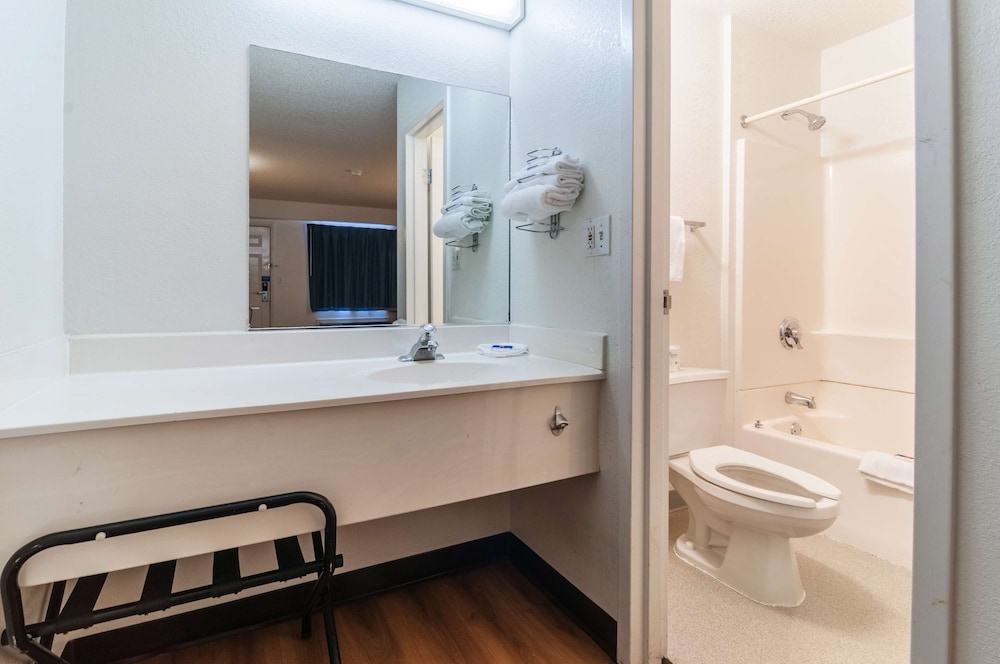 جناح ديلوكس بسرير كينج بجاكوزي، Motel6 Farmington Hills, MI - Northwest - Farmington Hills 6/10
