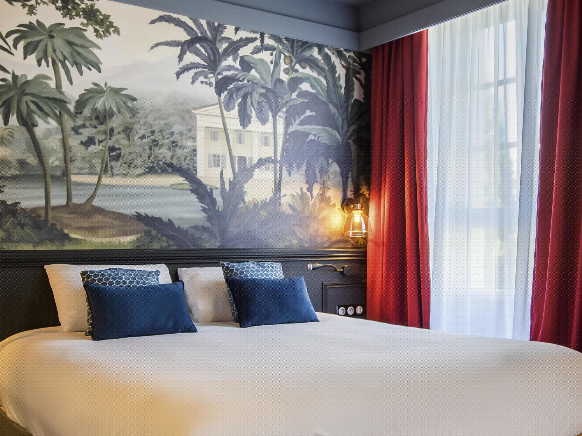 STANDARD, QUEEN BED