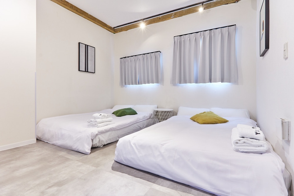 ROOM, QUADRUPLE, SHARED BATHROOM