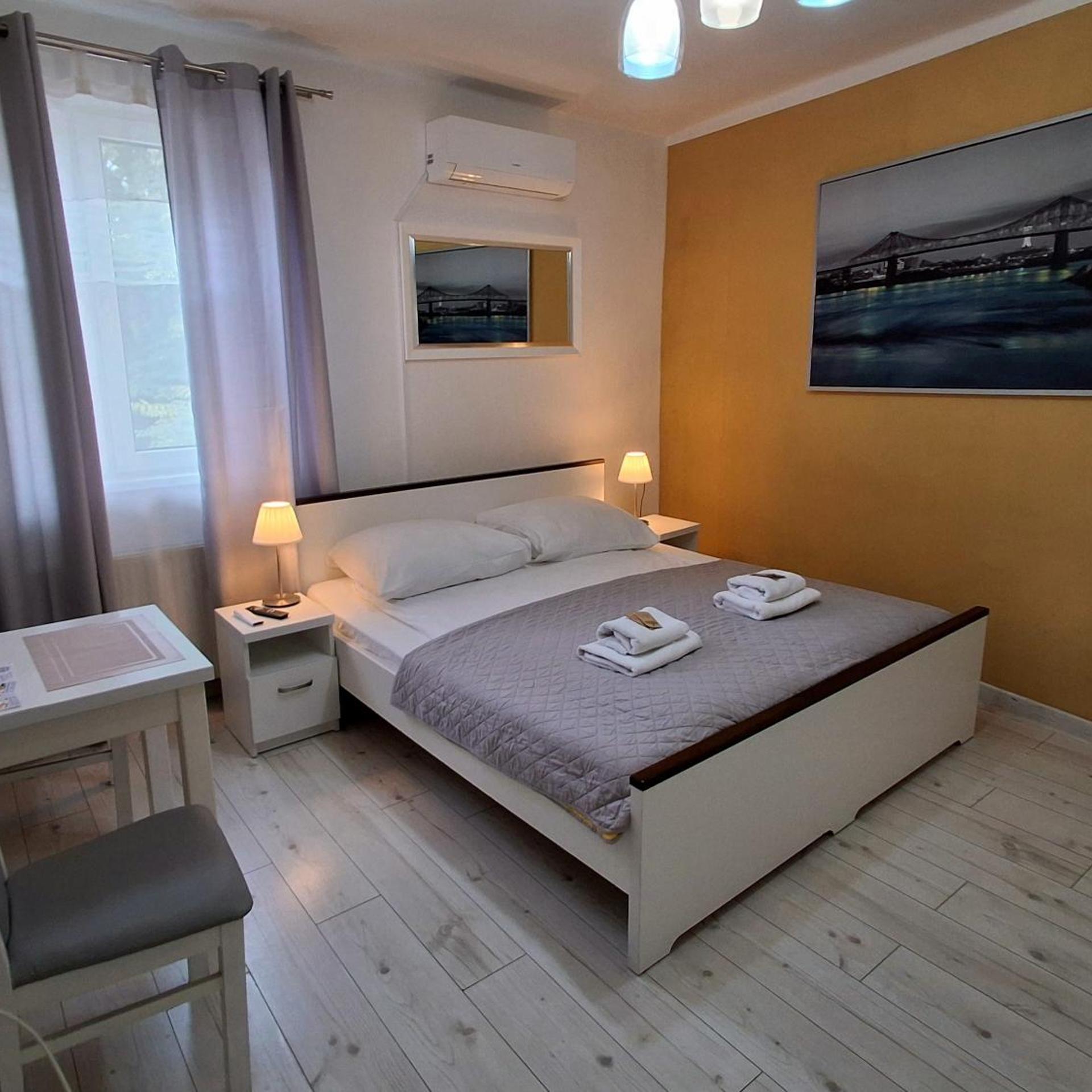Deluxe, King Bed