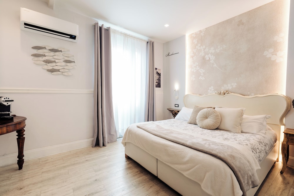 DELUXE, DOUBLE OR TWIN BED