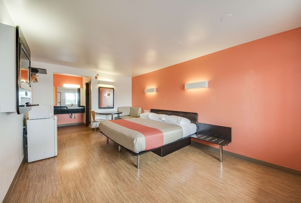 STANDARD, QUEEN BED, ACCESSIBLE