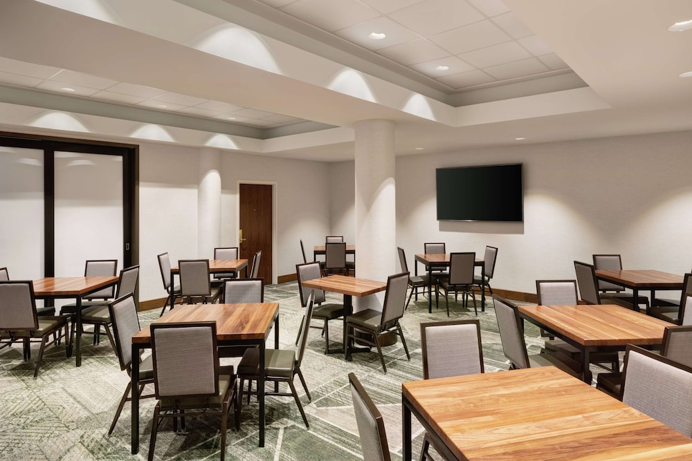Embassy Suites Tysons Corner 41/44