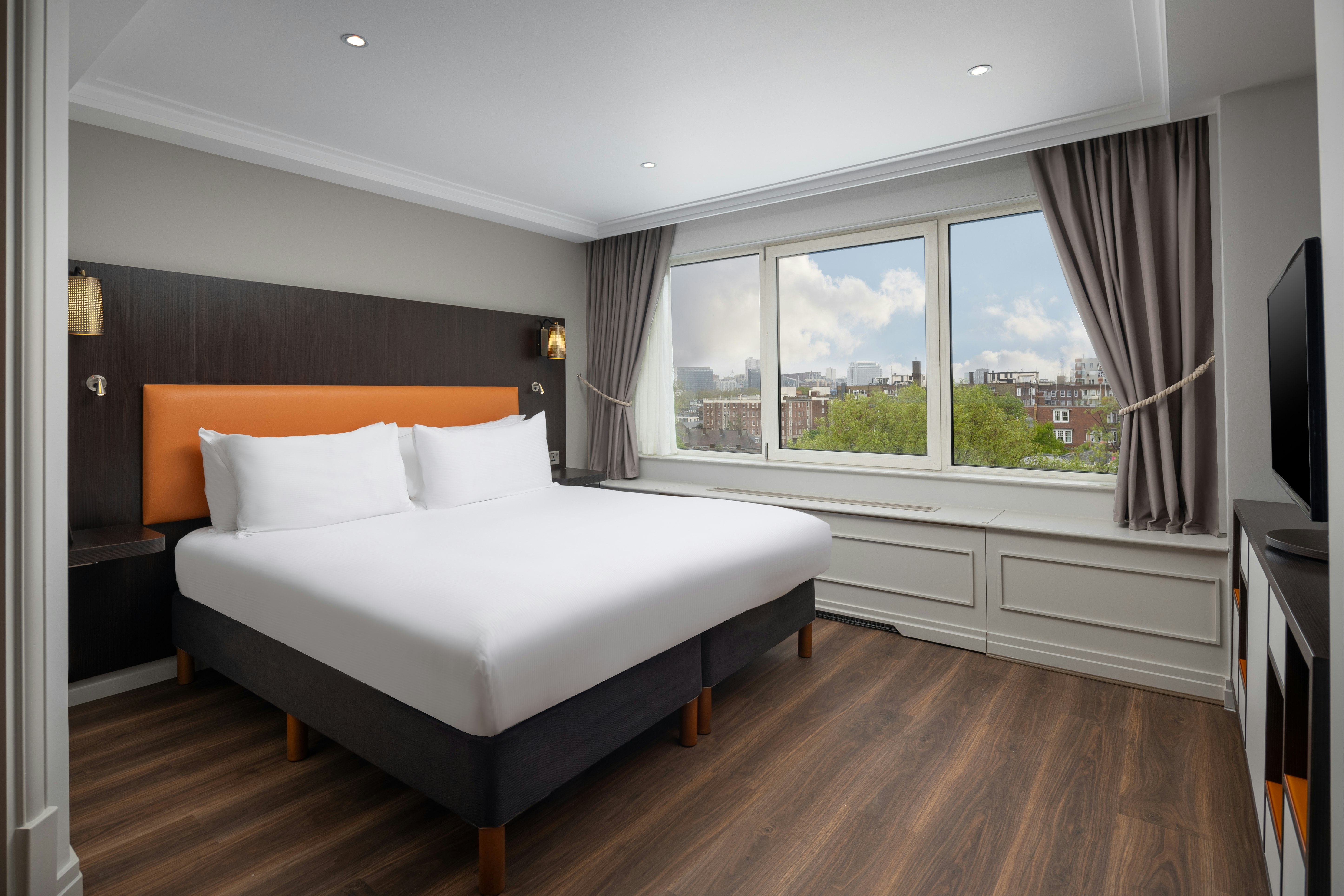 JUNIOR SUITE, KING BED