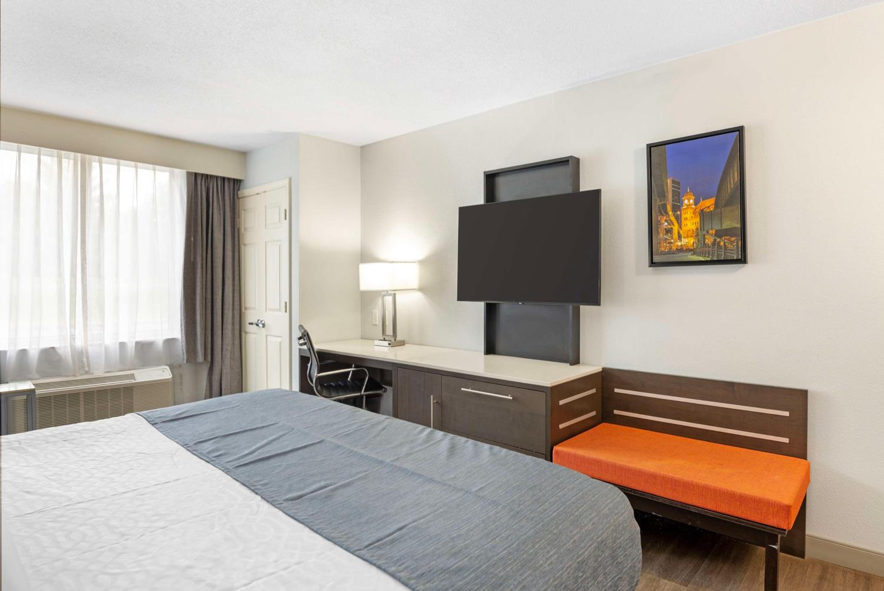 غرفة بسرير كينج مع أريكة لذوي الإعاقة، Best Western Premier Richmond City Gateway 10/10