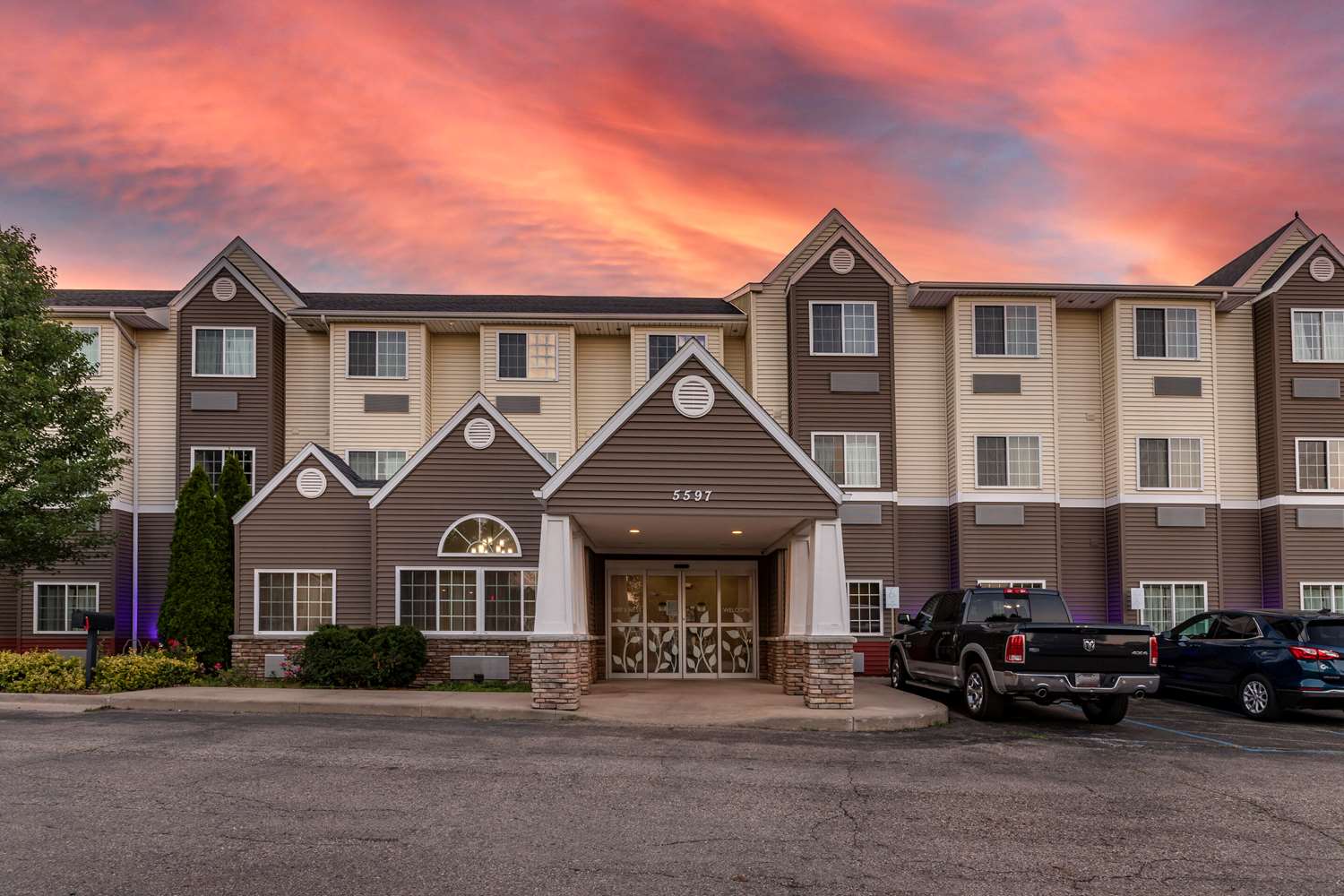 Sleep Inn and Suites Kalamazoo, MI 33/36