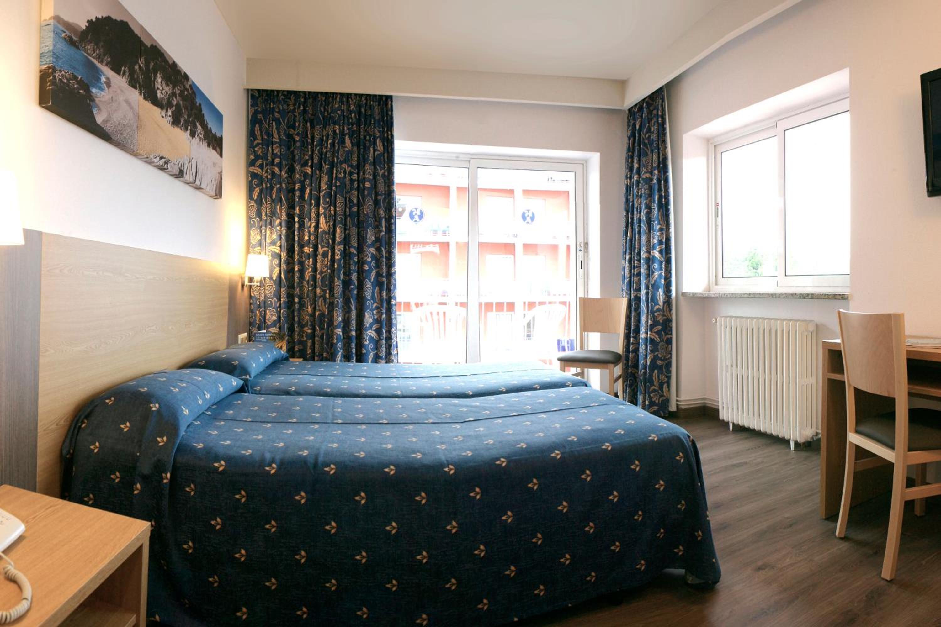 ROOM, DOUBLE OR TWIN BED