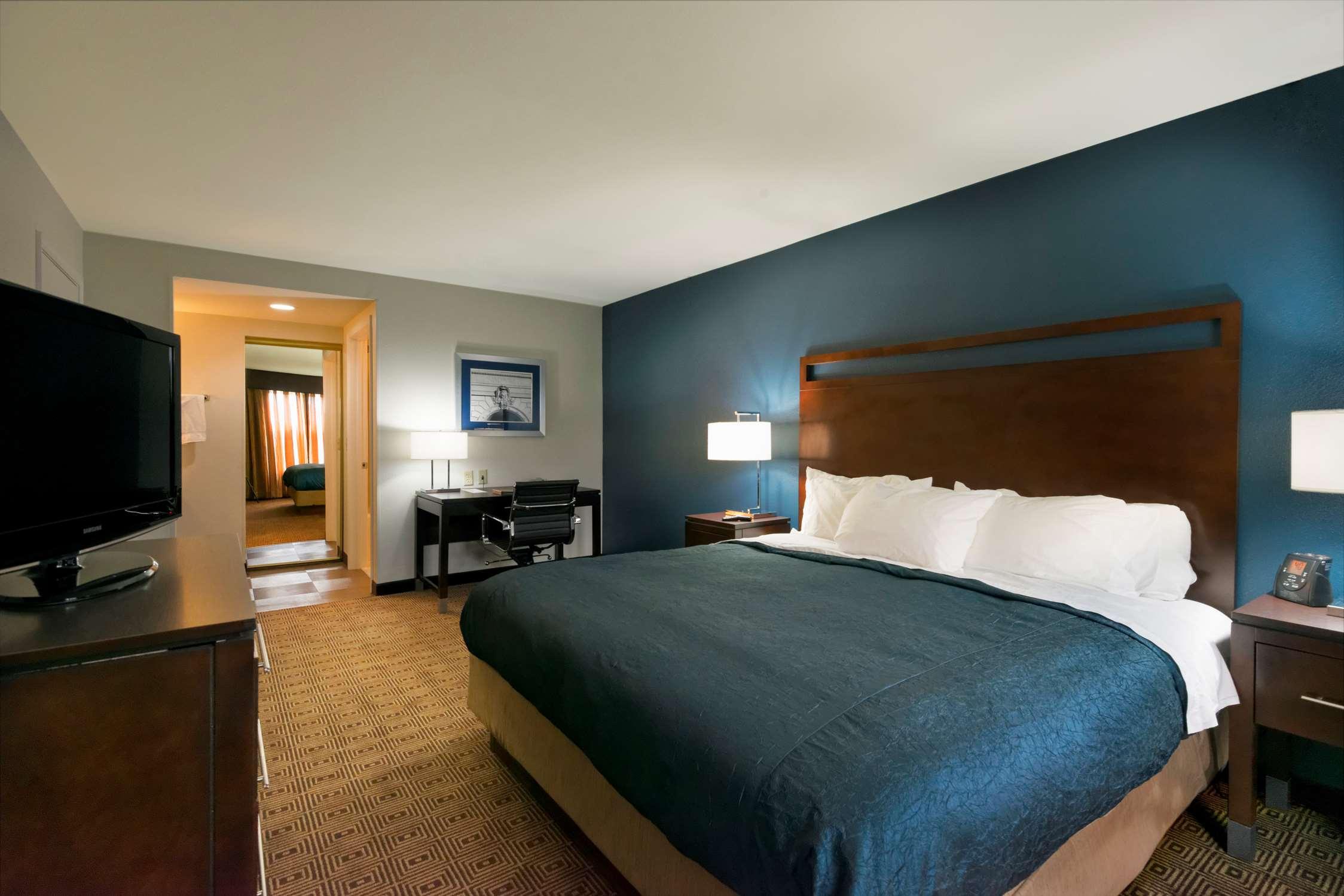 2 Bedrooms, Suite, 2 Bathrooms