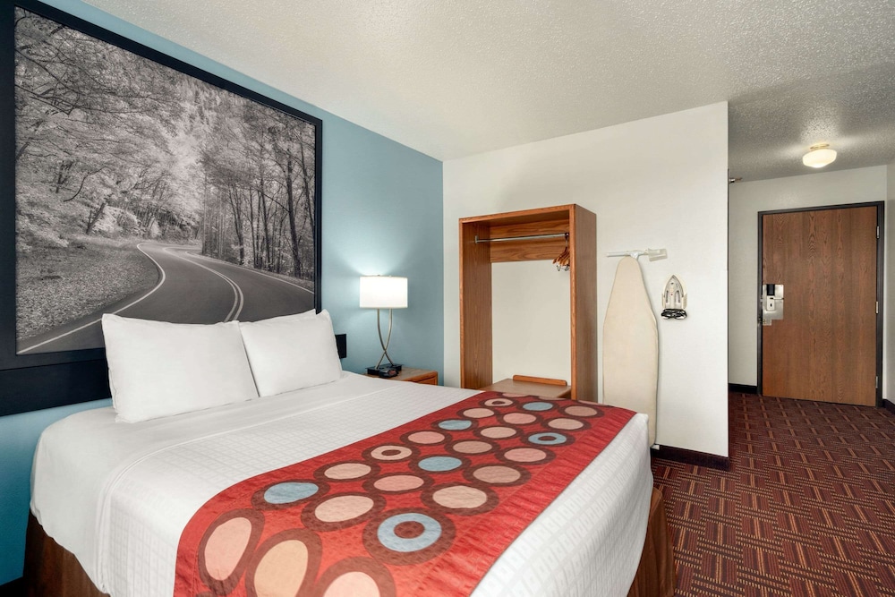 Super 8 By Wyndham Eveleth 11/49