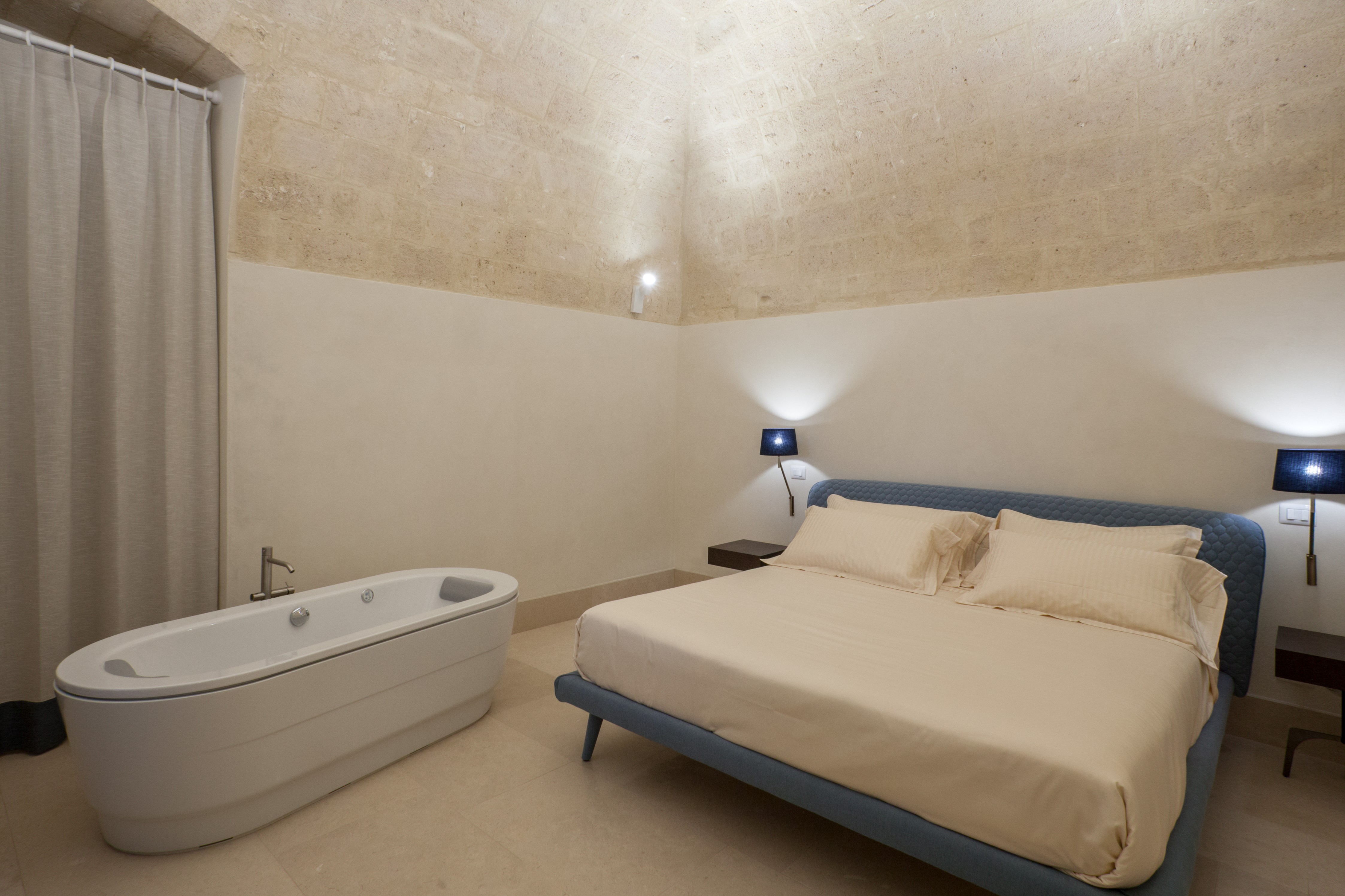 SUITE, QUEEN BED