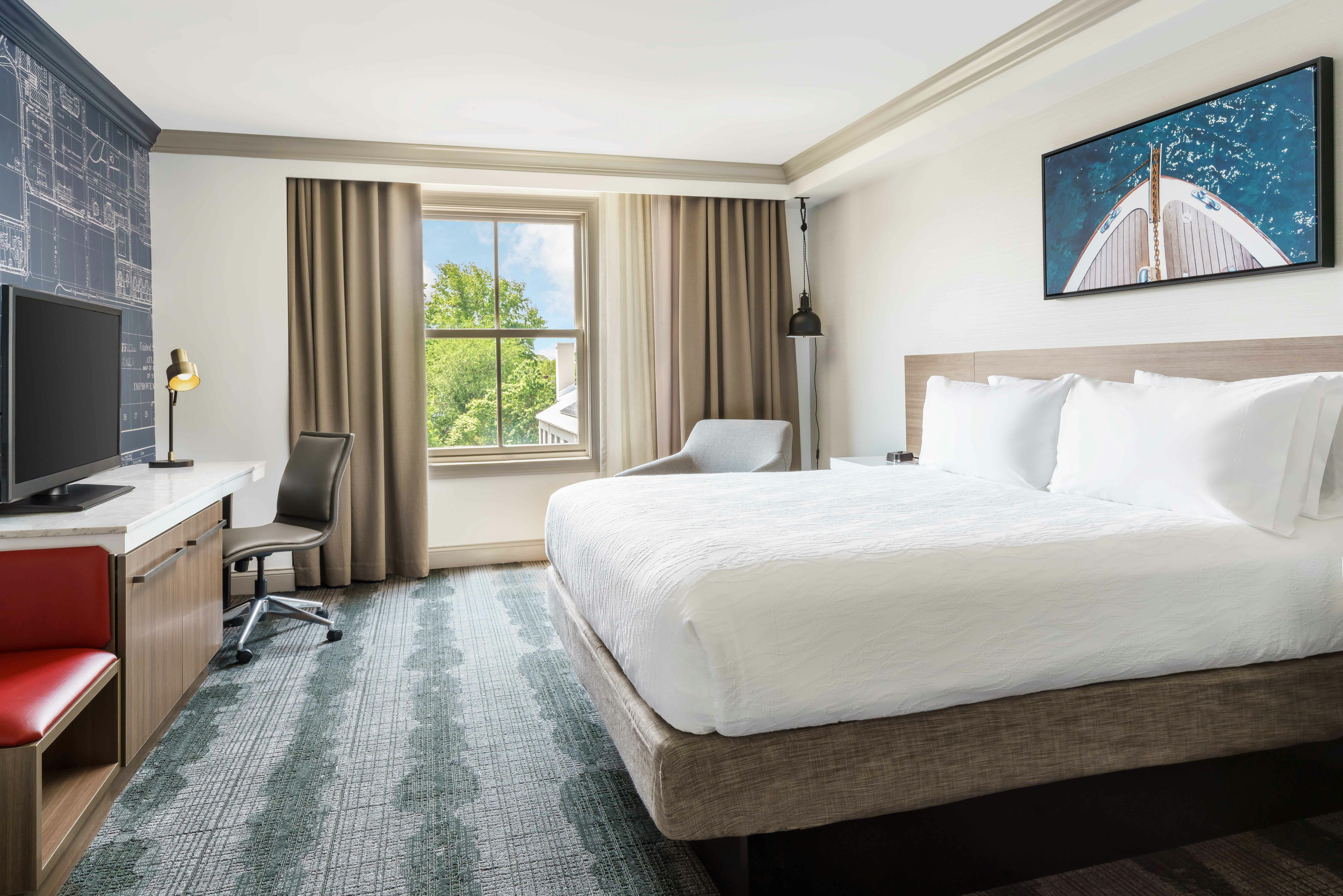 Deluxe, King Bed, Downtown View