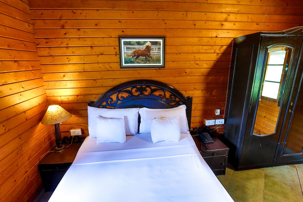 Cottage, Queen Bed, No Window