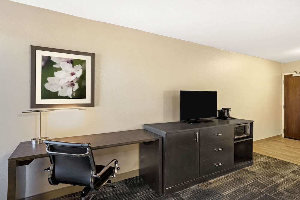 La Quinta Inn And Suites By Wyndham Columbus Ms 22/29