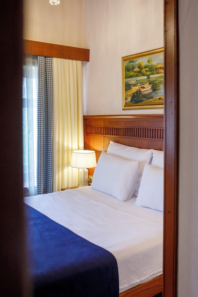 DELUXE, DOUBLE BED