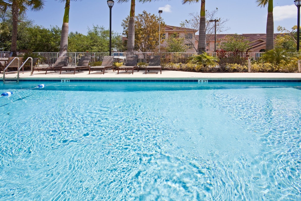 Holiday Inn Express West Palm Beach Metrocentre 40/74