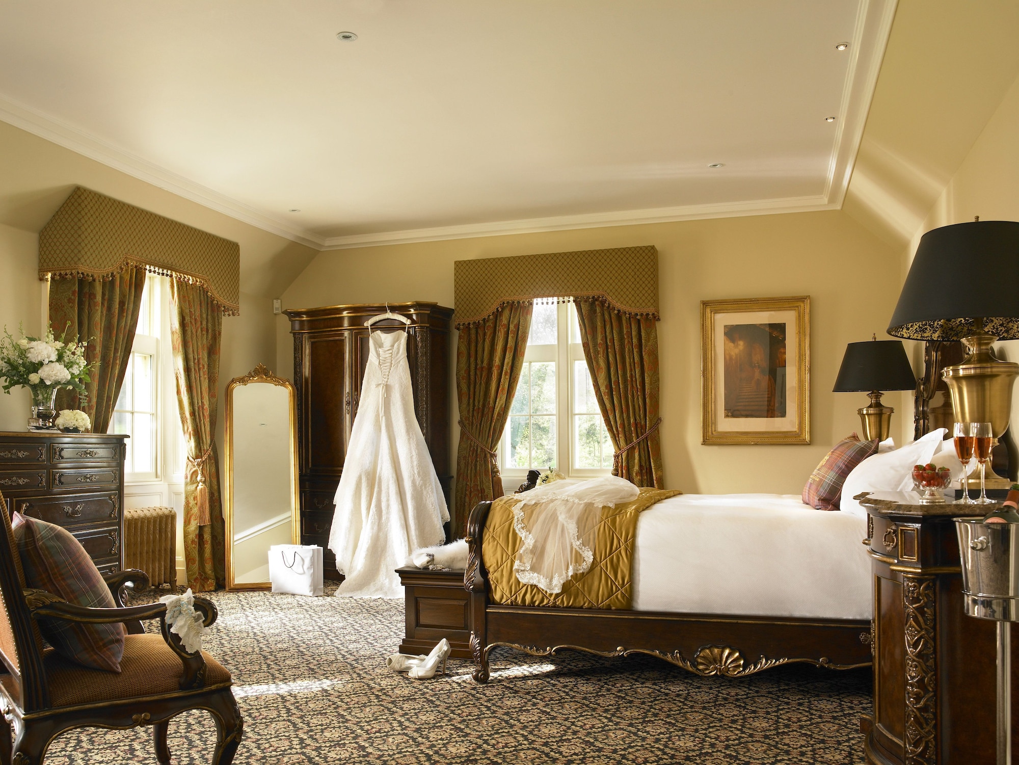 DELUXE, KING BED