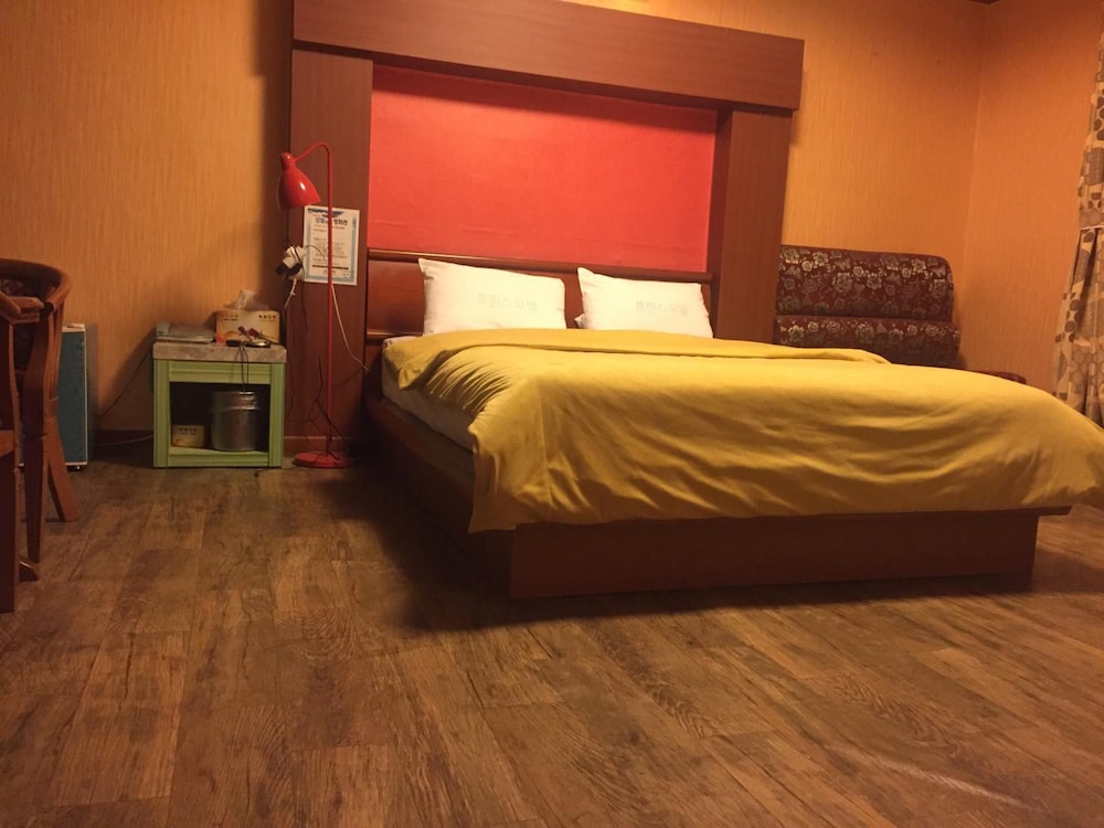 Prince Motel 10/32