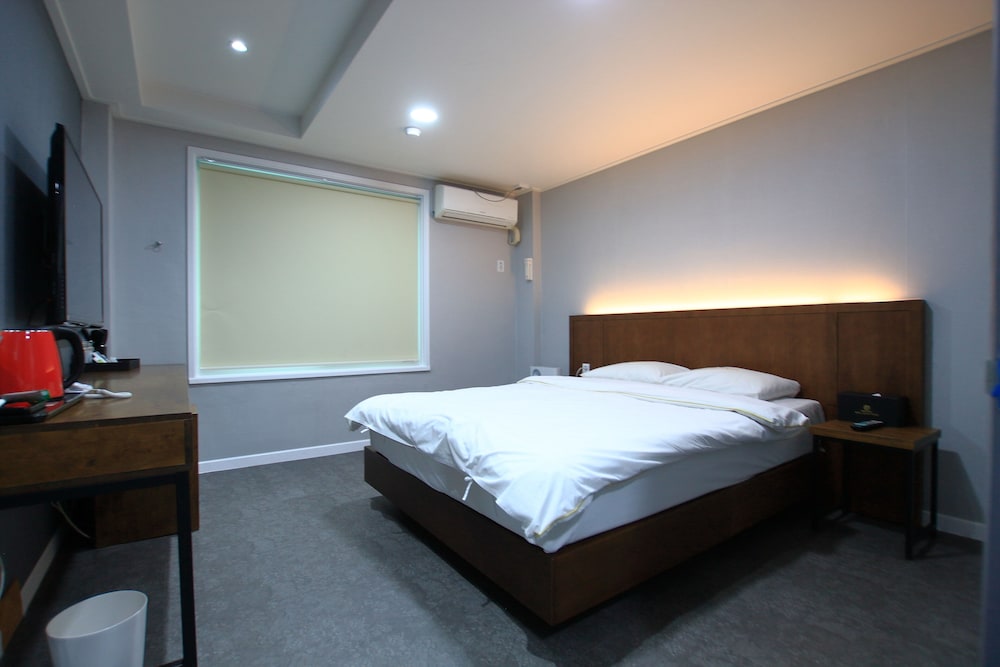 Valentine Hotel 23/47