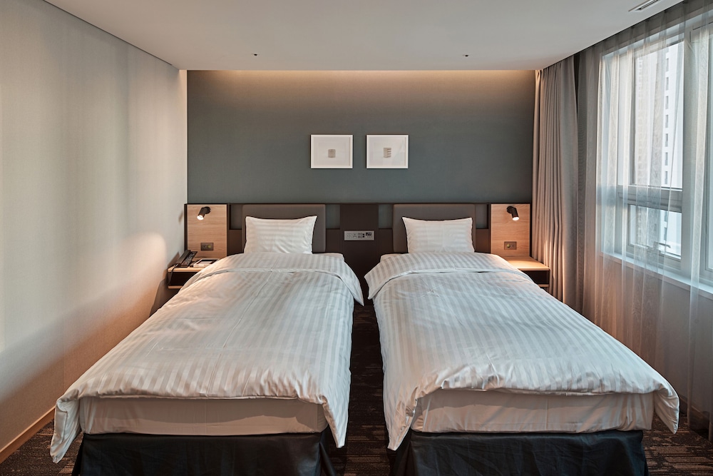FAMILY, SUITE, TRIPLE, WEST TOWER