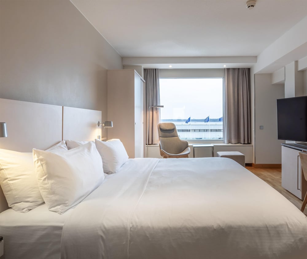 JUNIOR SUITE, KING BED, PARTIAL SEA VIEW
