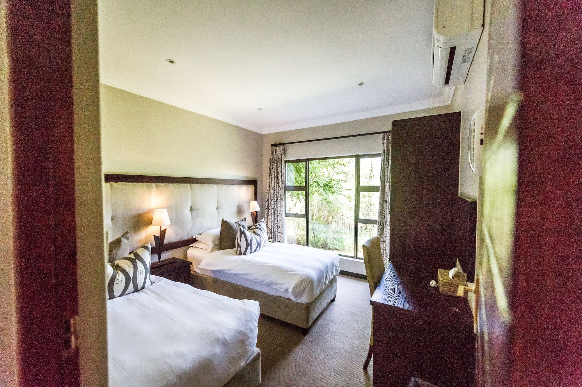 ROOM, DOUBLE BED