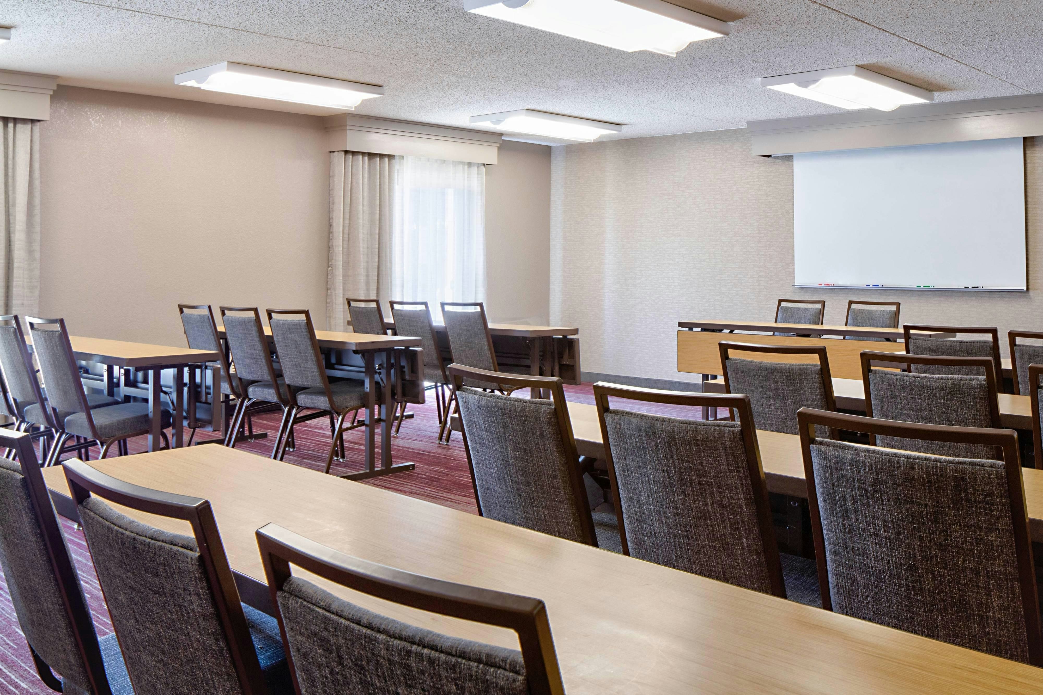 Courtyard By Marriott Dallas Arlington Entertainment Dist 3/5