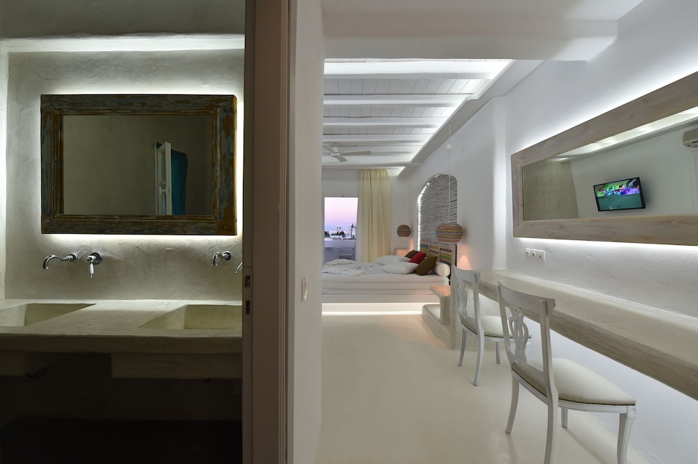 Zefi Hotel & Suites 5/75