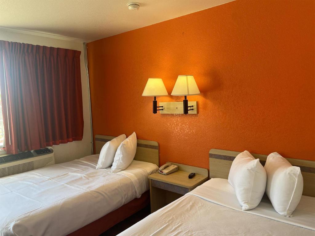 2 Full Beds - Non-Smoking