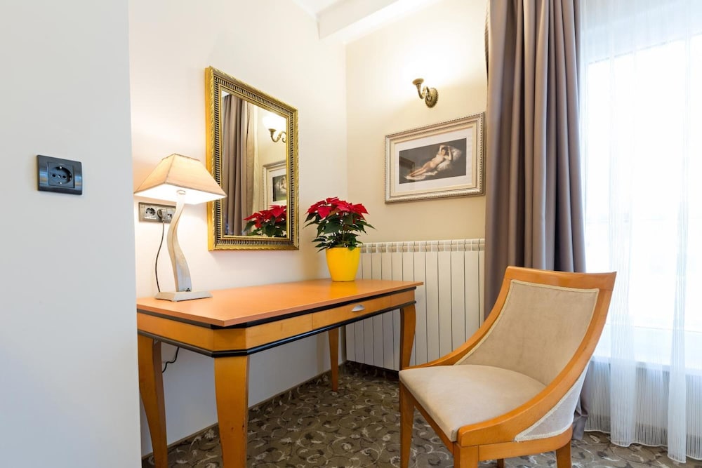 Sterling Hotel 7/49