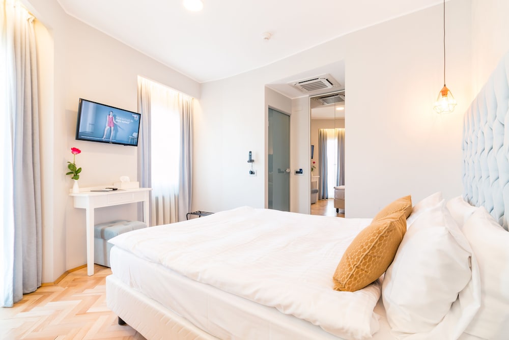 DELUXE, DOUBLE BED