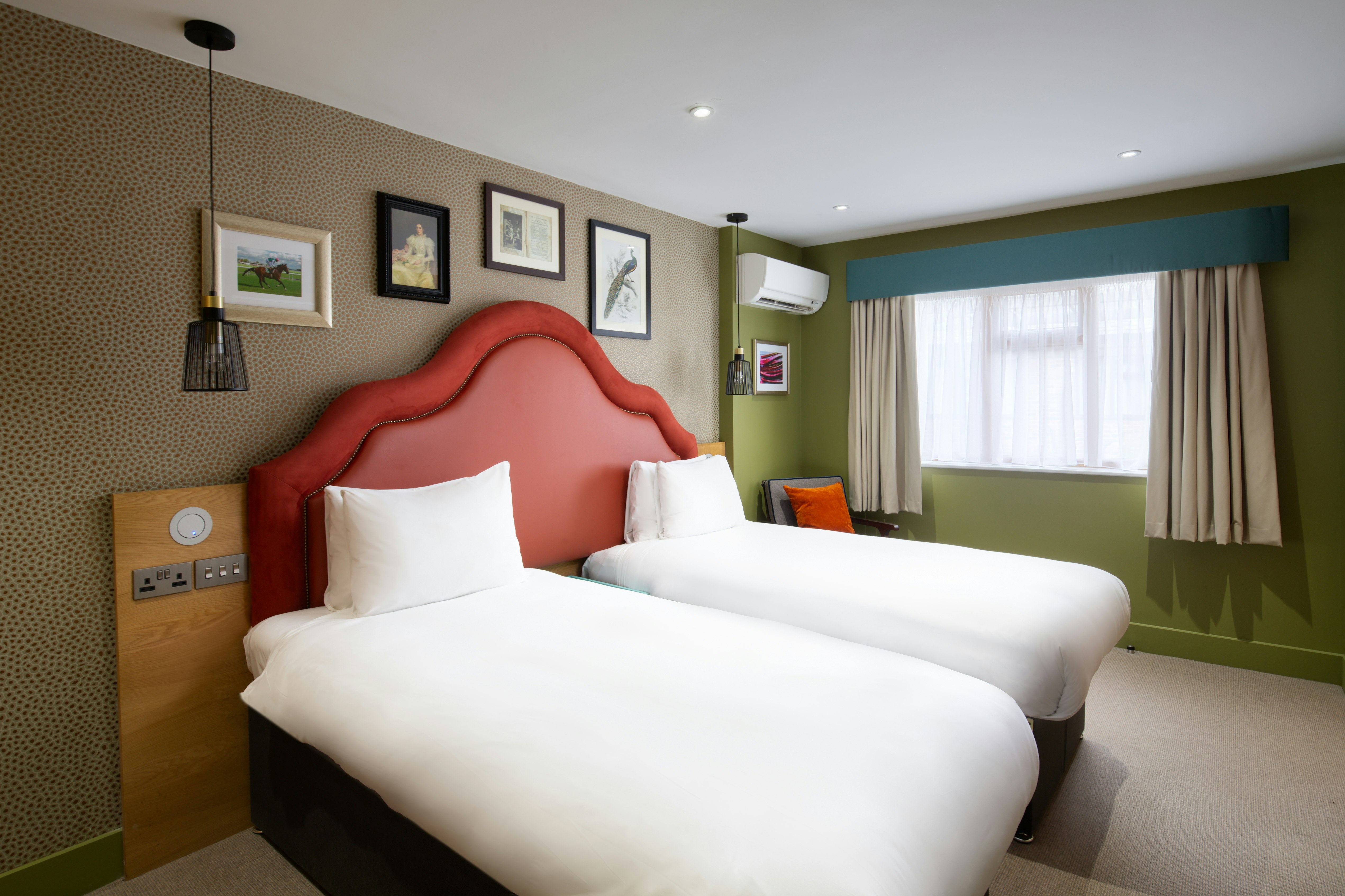 COURTYARD, TWIN BEDS