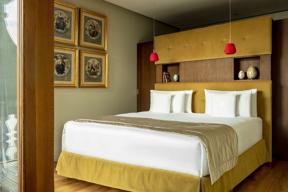 ROOF TOP, SUITE, ON THE FRONT