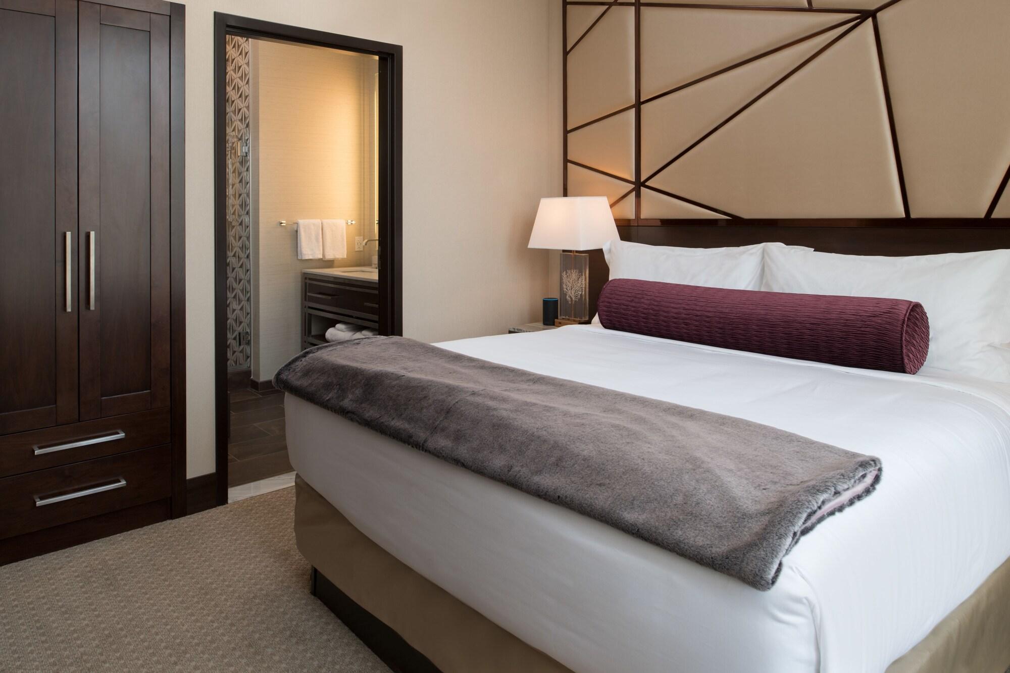 2 Bedrooms, Street, Penthouse, King Bed