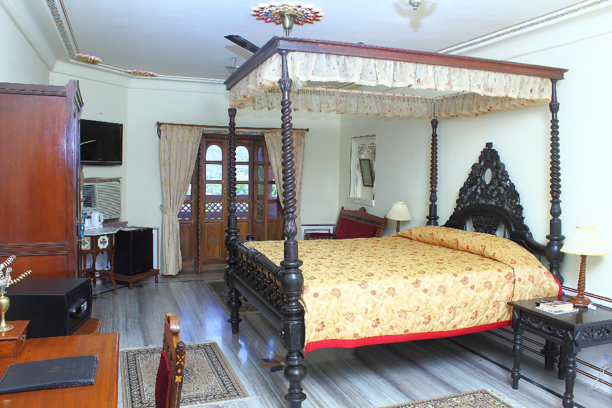 Super, Deluxe, Double or Twin Bed
