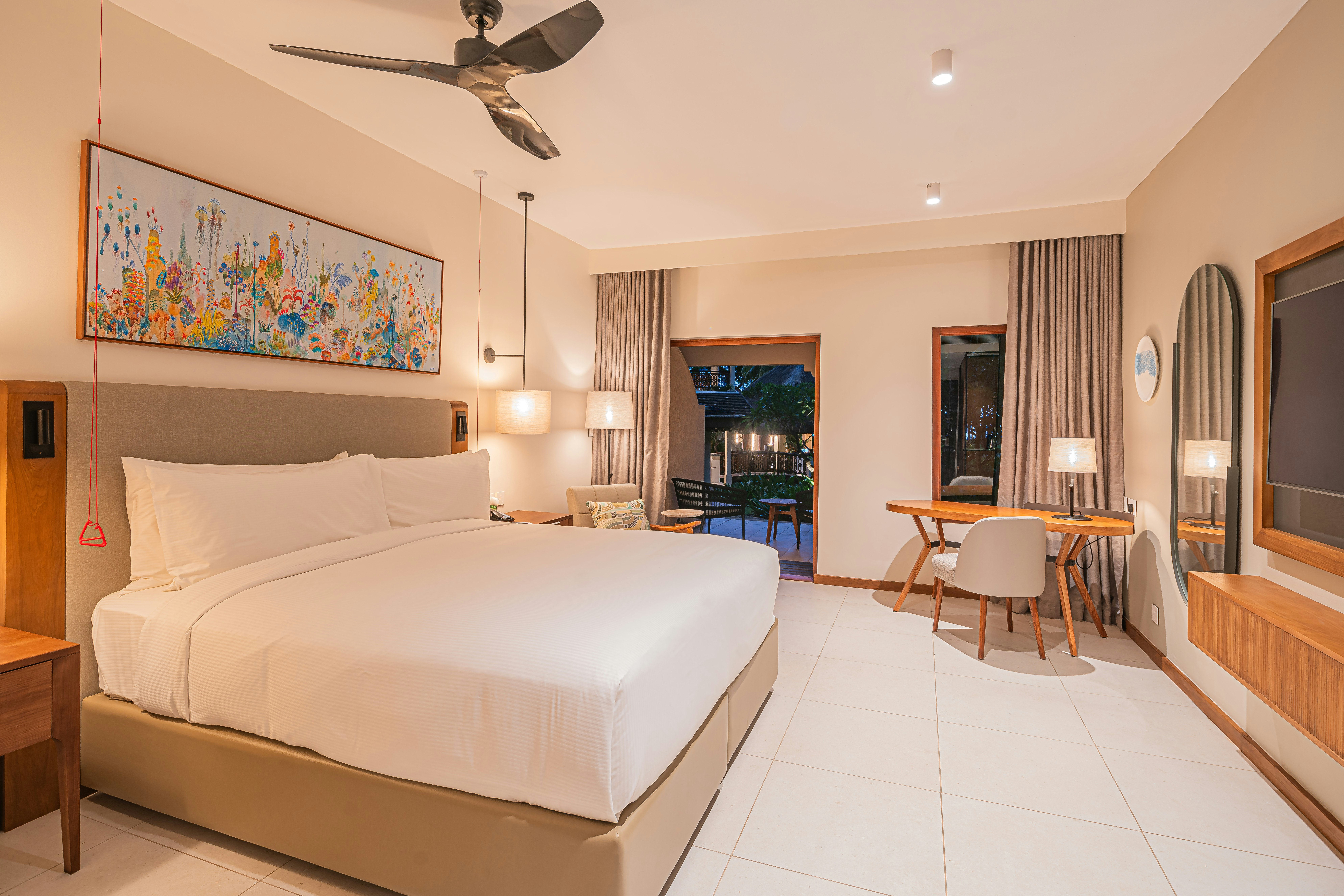 DELUXE, KING BED
