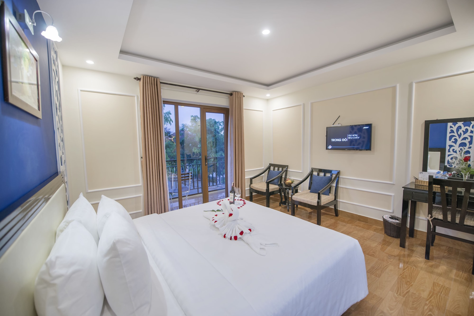 Honeymoon, King Bed, Pool View