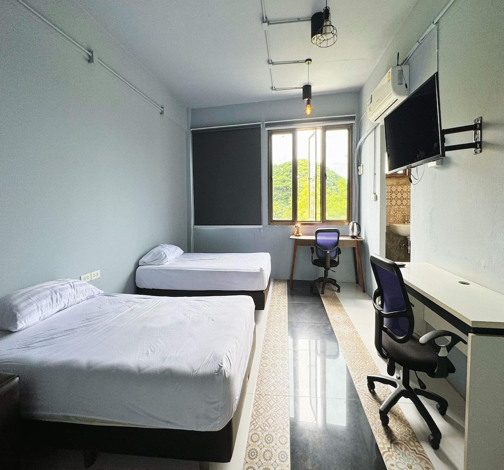 OYO 75465 Lucky Hostel (Huai Khwang) 13/30