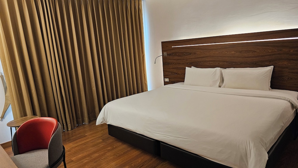 Sacha Hotel Uno 12/50