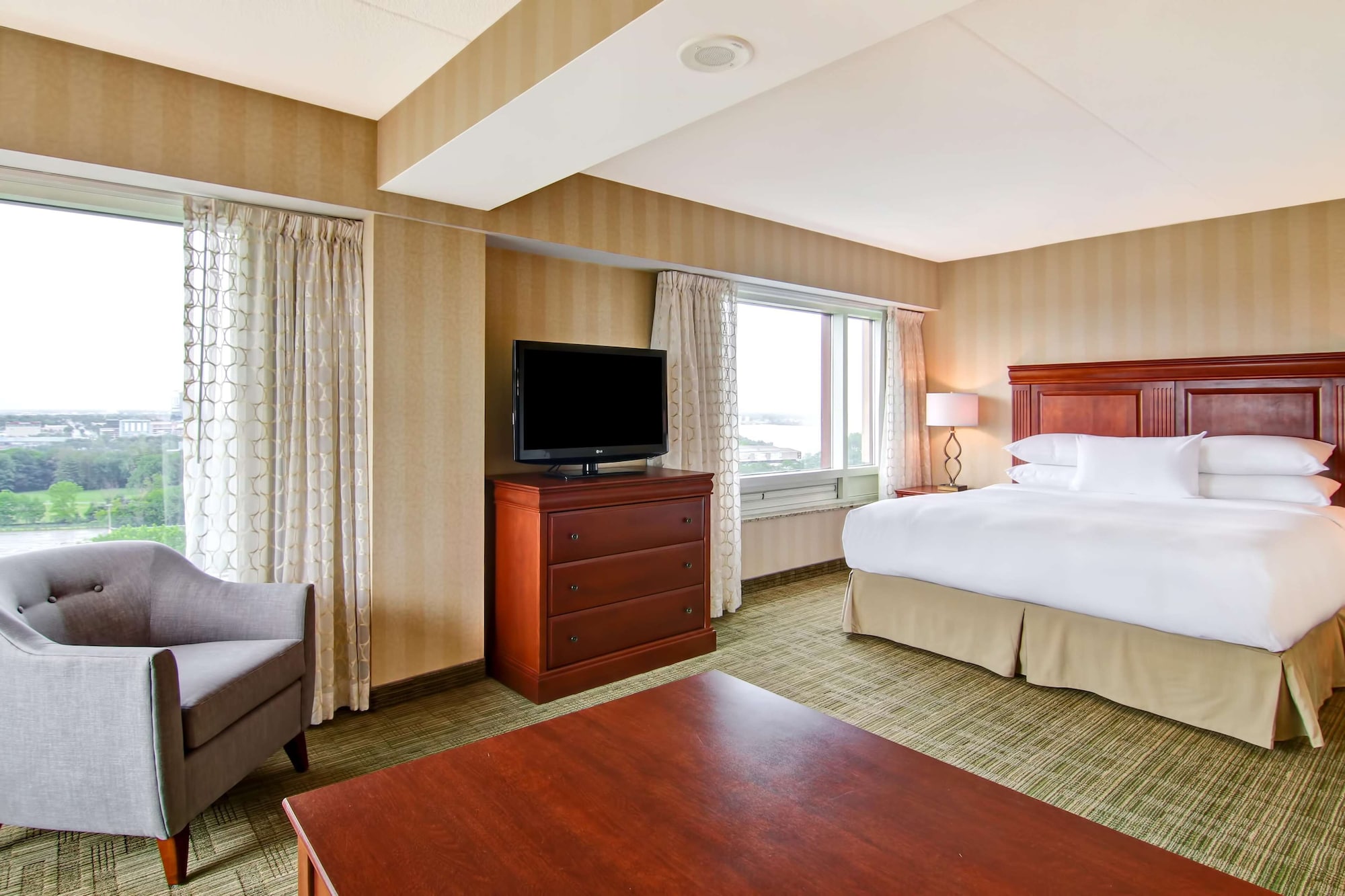 1 Bedroom, Suite, King Bed, River View, Sofa