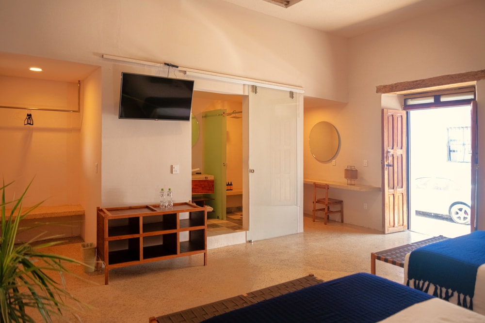 Sereno Art Hotel 60/78