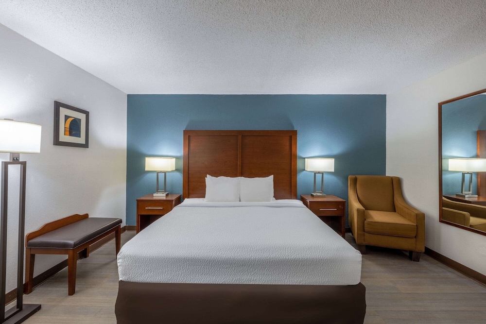 Travelodge by Wyndham Brooklyn Center 14/48