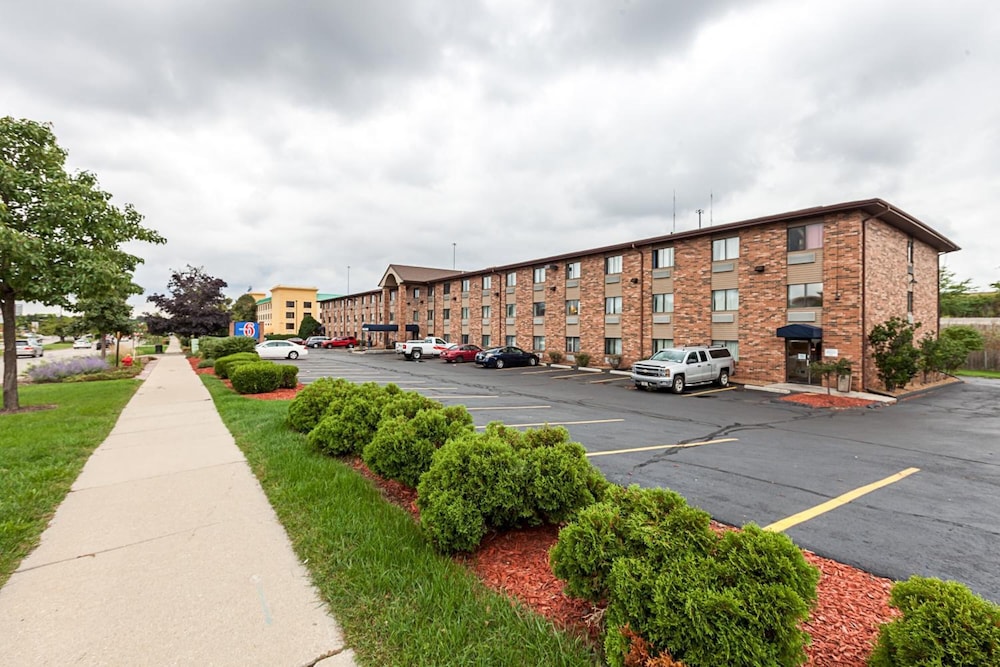Motel6 Milwaukee, WI - Glendale 49/59
